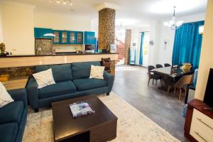 赫尔格达Luxury Royal Blue Family Villa 8pers private pool的客厅配有蓝色的沙发和桌子
