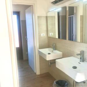 Aci SantʼAntonioAgricampeggio Verde Etna的浴室设有2个水槽和镜子