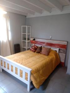 普埃洛湖Mi Casa Tu Casa的一间卧室配有一张大床和木制床头板