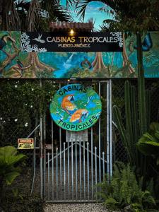 希门尼斯港Cabinas Tropicales的公园前有标志的大门