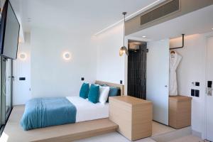 比雷埃夫斯Twinn Downtown Piraeus的一间卧室配有一张床和一个衣柜