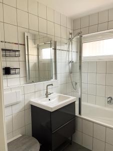 奥尔登堡Apt Prinz Friedrich - Zentral - Zimmerprinzen的白色的浴室设有水槽和淋浴。