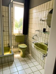 奥尔登堡Apartment Prinz Ernst August - Zentral - Zimmerprinzen的浴室配有绿色卫生间和水槽。