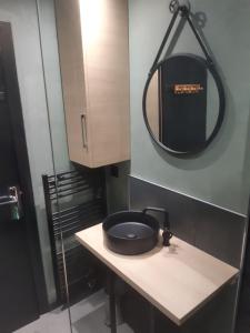 圣拉里苏朗Le petit coin de Montagne的浴室设有水槽和墙上的镜子