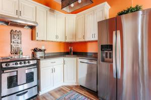 斯汤顿The Shenandoah Suite的厨房配有白色橱柜和不锈钢冰箱