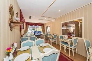 伊斯坦布尔Santa Sophia Hotel - İstanbul的餐厅设有蓝色的桌椅和镜子