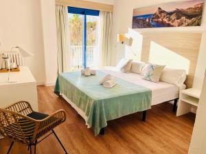 索列尔港米拉马尔酒店的卧室配有床、椅子和窗户。