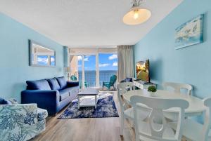 默特尔比奇Bay Watch Resort 1203 - Perfect Oceanside Getaway的客厅配有沙发和桌子