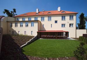 布拉格朵琪拉别墅酒店的前面有草坪的大建筑