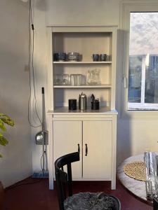 阿普特Studio en ville的一张桌子的房间的白色橱柜
