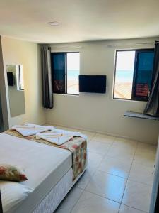 福塔莱萨伊拉谢马大海酒店的一间卧室设有两张床和两个窗户。