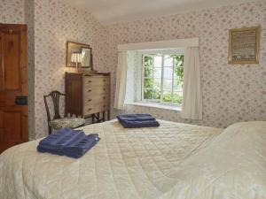 Applethwaite3 bed in Keswick SZ422的一间卧室配有一张带2条蓝色毛巾的床