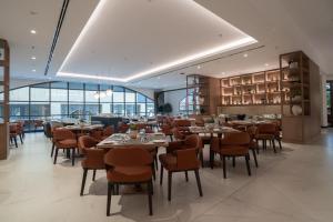 迪拜安瓦吉罗塔纳朱梅拉海滩酒店-迪拜的一间设有桌椅的餐厅,位于带窗户的房间内
