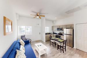 马拉松Ocean Isles 50的一间带蓝色沙发的客厅和一间厨房