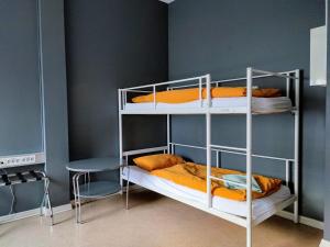 雷克雅未克Hostel B47的双层床间 - 带两张双层床和一张桌子