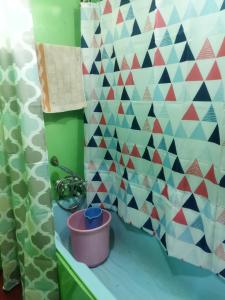 斯利那加H.B Holiday home的一间设有一张桌子的房间,墙上装饰着色彩缤纷的墙壁