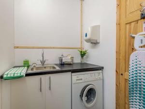 劳斯2 Bed in Louth 86797的厨房配有水槽和洗衣机