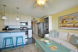 棕榈岛304A Sea Cabin的厨房以及带沙发和桌子的客厅。