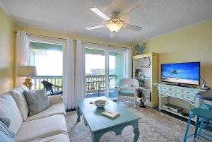 棕榈岛304A Sea Cabin的带沙发、电视和桌子的客厅