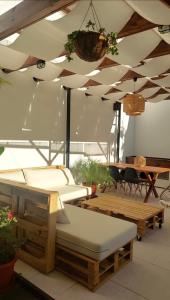 莱里亚Moodhu Villa - Cozy Apart w/ Amazing Terrace的客房设有两张床、一张桌子和天花板。