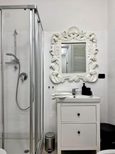 阿斯蒂Il Bumbunin Esclusivo monolocale nel cuore di Asti的白色的浴室设有水槽和镜子