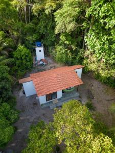 凯鲁Chô Chuá的享有橙色屋顶房屋的顶部景色