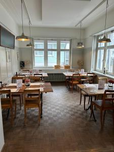 WattwilHotel National的用餐室设有木桌和窗户。
