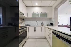 Jbr Sea View Captivating 4-Bed Apartment in Dubai的厨房或小厨房