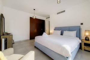 Jbr Sea View Captivating 4-Bed Apartment in Dubai客房内的一张或多张床位