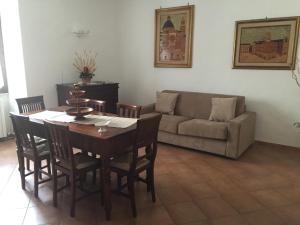 斯佩洛Casa di Emanuela的客厅配有桌子和沙发