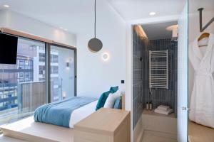 比雷埃夫斯Twinn Downtown Piraeus的一间卧室设有一张床和一个步入式淋浴间。