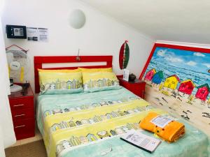 梅森堡Cape Capsules的一间卧室配有一张壁画床
