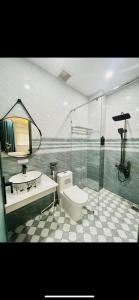 Xã Trảng BômKhách sạn An An的浴室配有卫生间、盥洗盆和淋浴。