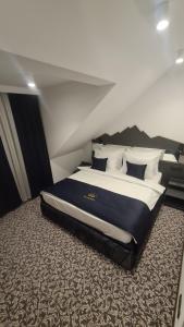 兹拉蒂博尔Sunny Mountain Apartment - Zlatibor, Serbia - SPA & WELLNESS CENTER的一间卧室,卧室内配有一张大床