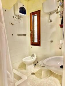 Porto IstanaPorto Istana's house的白色的浴室设有卫生间和水槽。