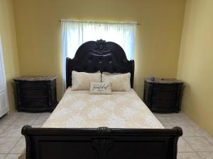 布莱克河St Bess Comfort Style的一间卧室设有一张大床和两个床头柜