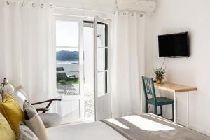 福斯·杜·阿勒奥Silver Coast - Casa da Lagoa的一间卧室配有一张床、一张书桌和一个窗户。