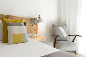 福斯·杜·阿勒奥Silver Coast - Casa da Lagoa的一间卧室配有一张床和一把椅子