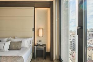 马德里VP Plaza España Design的市景卧室 - 带1张床