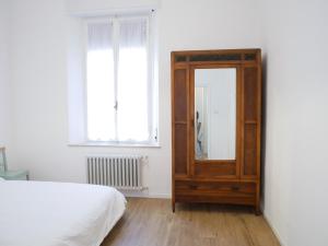 里米尼Anita Bnb Rimini的一间卧室配有梳妆台和床边的镜子