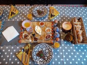 西迪伊夫尼Janna d'Ifni的餐桌,盘子上放着食物和橙汁