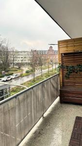 杜伊斯堡Modern Studio - perfect location的阳台设有围栏,享有街道景色