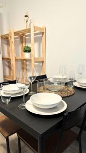 杜伊斯堡Modern Studio - perfect location的一张黑桌,上面放有盘子和酒杯