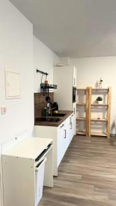 Modern Studio - perfect location的厨房或小厨房