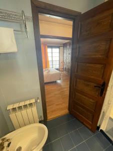 因克勒斯Bonito apartamento Incles by Renttarter的一间带卫生间的浴室和一扇通往卧室的门