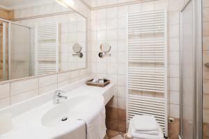 PredlitzFerien beim Steiner的白色的浴室设有浴缸和卫生间。
