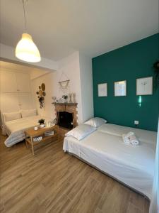 PlatanidiaPlatanidia Guesthouse的一间卧室设有一张床和绿色的墙壁