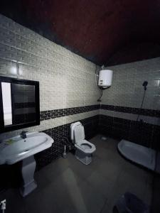 达哈布Black Prince Hotel的一间带卫生间和水槽的浴室