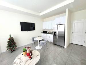 基西米Private Vacational Cozy Suite的厨房配有圣诞树和冰箱