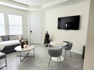 基西米Private Vacational Cozy Suite的带沙发和圣诞树的客厅